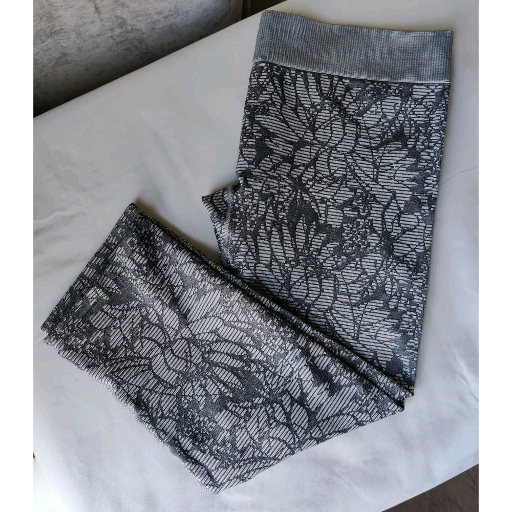 Fabletics Sebastian Grey Floral Seamless Cropped Leggings Size‎ Medium